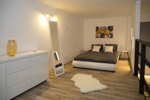 Apartamento (Split Level) | 1 quarto, quartos à prova de som, Wi-Fi de cortesia, roupa de cama