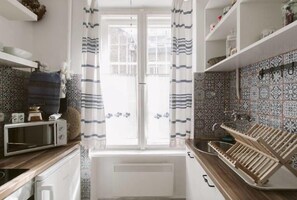 Apartamento | Cozinha privada | Geladeira grande, micro-ondas, fogão, cooktop