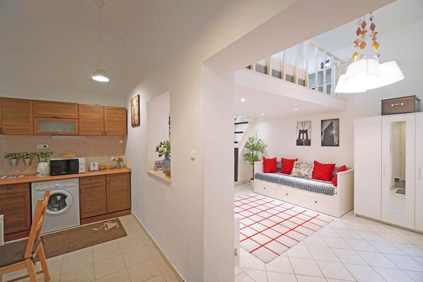 Apartamento (Split Level) | Cozinha privada | Geladeira grande, micro-ondas, fogão, cooktop