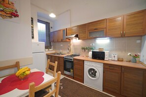 Apartamento (Split Level) | Cozinha privada | Geladeira grande, micro-ondas, fogão, cooktop