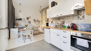 Apartment | Shared kitchen | Coffee/tea maker, full-sized fridge, microwave, oven - Bp Mignon Home (Budapest)