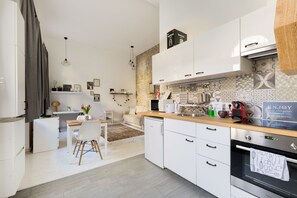 Apartment | Shared kitchen | Full-size fridge, microwave, oven, stovetop - Bp Mignon Home (Budapest)