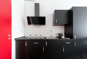 Apartamento | Cozinha americana privada | Geladeira grande, cooktop, talheres/pratos/utensílios de cozinha