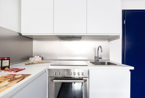 Apartment | Private kitchen | Full-size fridge, microwave, oven, stovetop - Apartments Blue at Synagogue (Budapest)