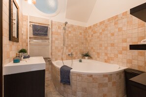 Apartamento | Banheiro | Banheira, secador de cabelo, toalhas de banho 