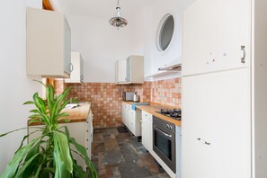 Appartamento | Cucina privata | Frigorifero con congelatore, microonde, forno, piano cottura