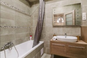 Apartment (Split Level) | Bathroom | Bathtub, hair dryer, towels - Apartment Life (Budapest)