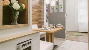 Refrigerador con freezer, microondas, horno, placa de cocina