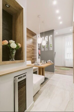 Apartment (Split Level) | Private kitchen | Full-size fridge, microwave, oven, stovetop - Apartment Life (Budapest)