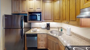 Jääkaappi, mikroaaltouuni, uuni, liesi