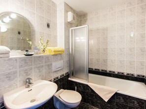 Bathroom - Cozy Apartment in Wischuer With Sauna (Biendorf)