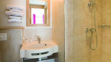 Apartment | Bathroom | Shower, towels