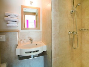 Bathroom - Well-kept Apartment in the Lubéron Near a spa Resort (Greoux-les-Bains)