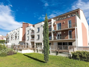 Exterior - Well-kept Apartment in a Pleasant Town in the Provençe (Greoux-les-Bains)
