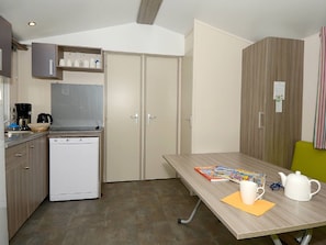 Dining - Mobile Home on the Largest Water Reservoir in Hautes-alpes (Le Lauzet-Ubaye)