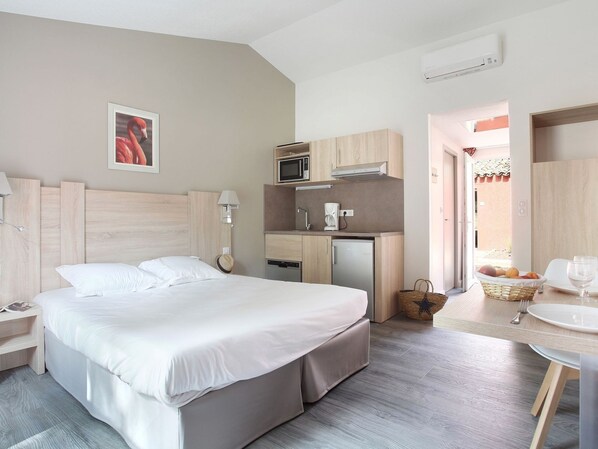 House | Room amenity - Resort in Arles With Pools Near Camargue (Arles)