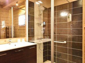 Chalet | Salle de bain | Douche, serviettes fournies