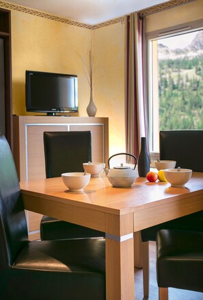 Apartment | Interior detail - Chalet in Isola With Scenic Views (Isola)