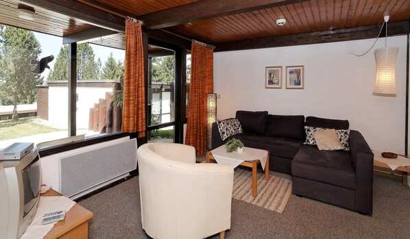 House | Living room - Wooden Chalet with Terrace near Swimming Lake (Waldkirchen)