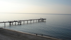 A pier extending into calm waters with a pebbled beach in the foreground. - Comfortable Apartment in Rerik With Garden (Bastorf)