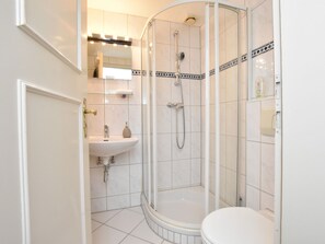 Ferienhaus | Badezimmer | Dusche, Haartrockner