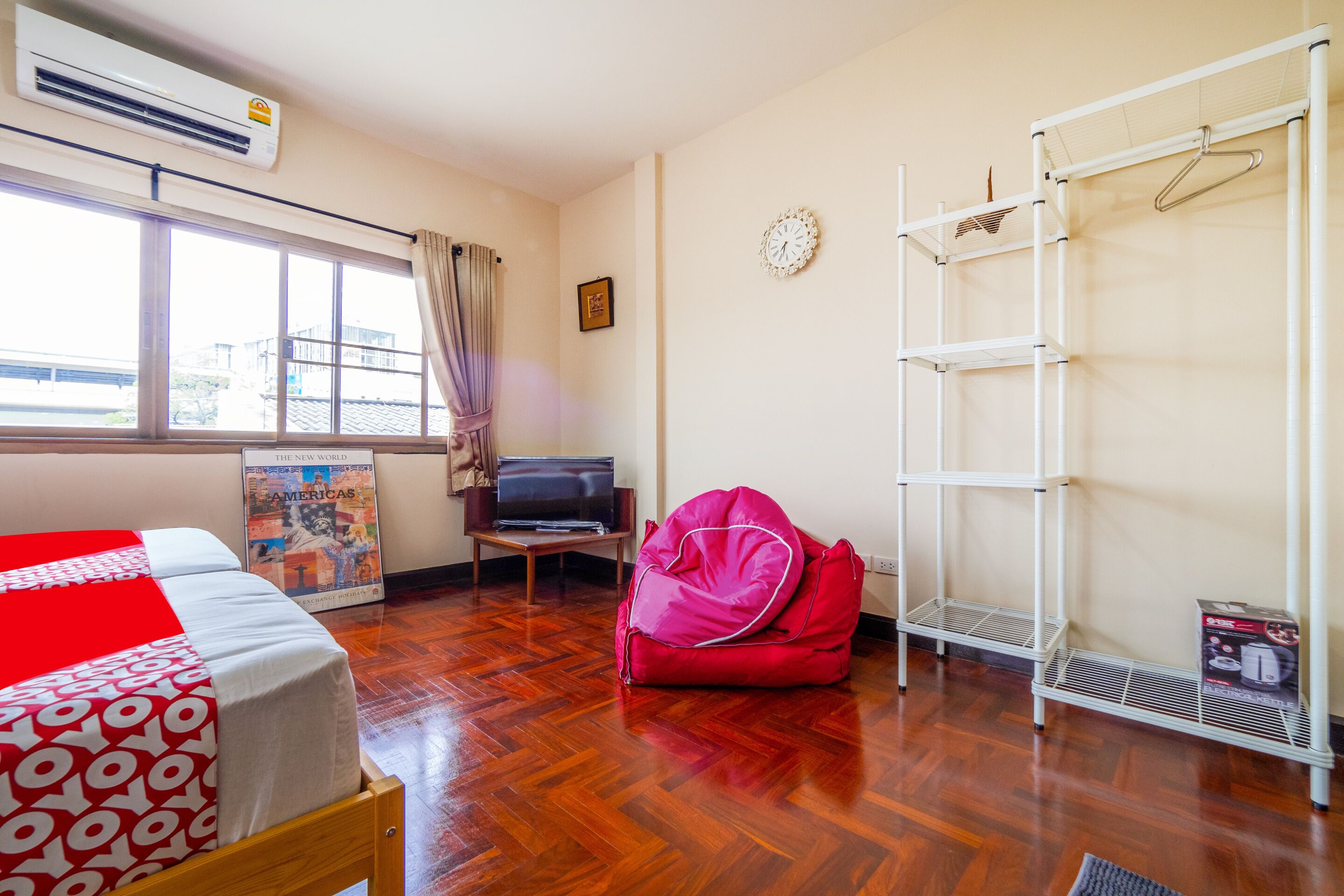 deluxe twin room | desk, soundproofing, free wifi, bed sheets