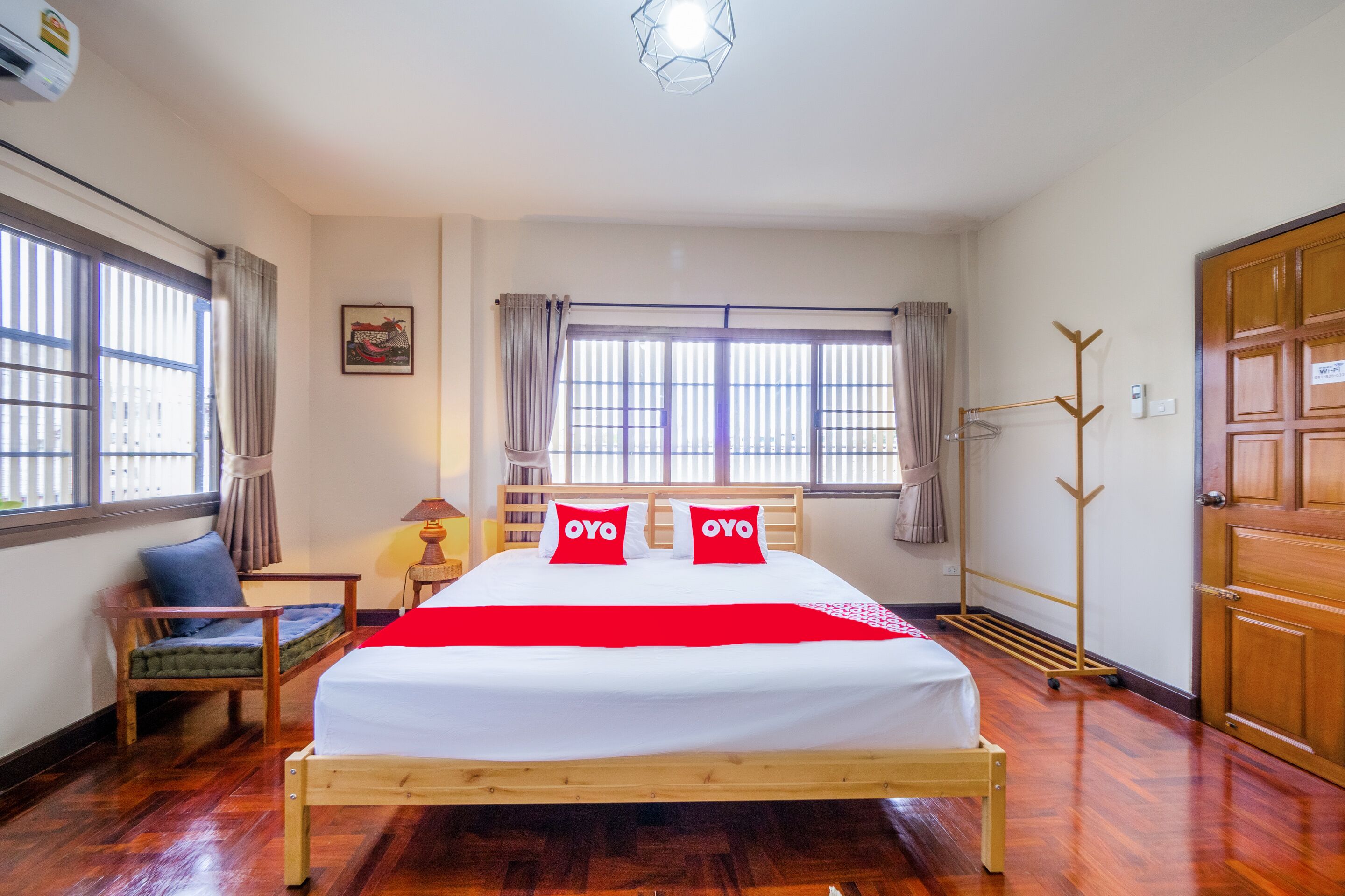 deluxe double room | desk, soundproofing, free wifi, bed sheets