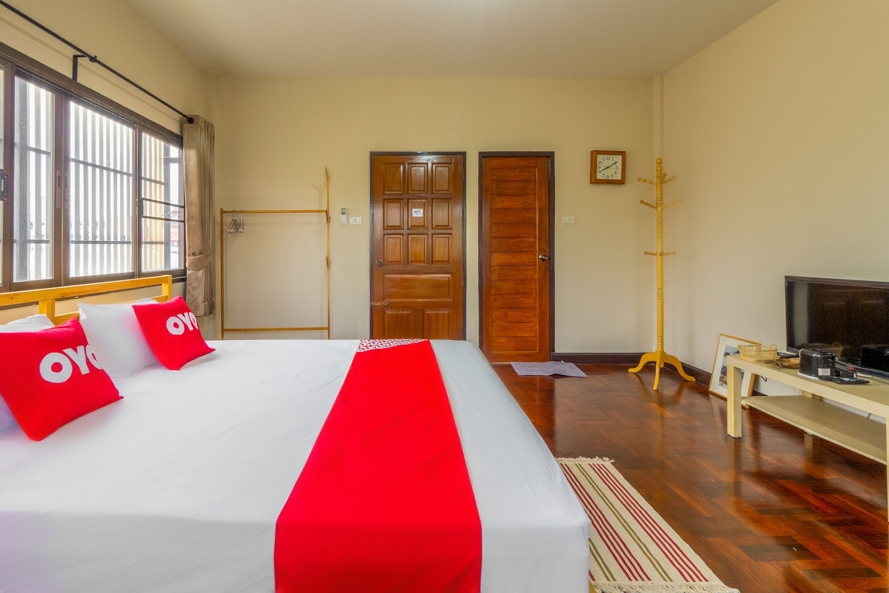 deluxe double room | desk, soundproofing, free wifi, bed sheets