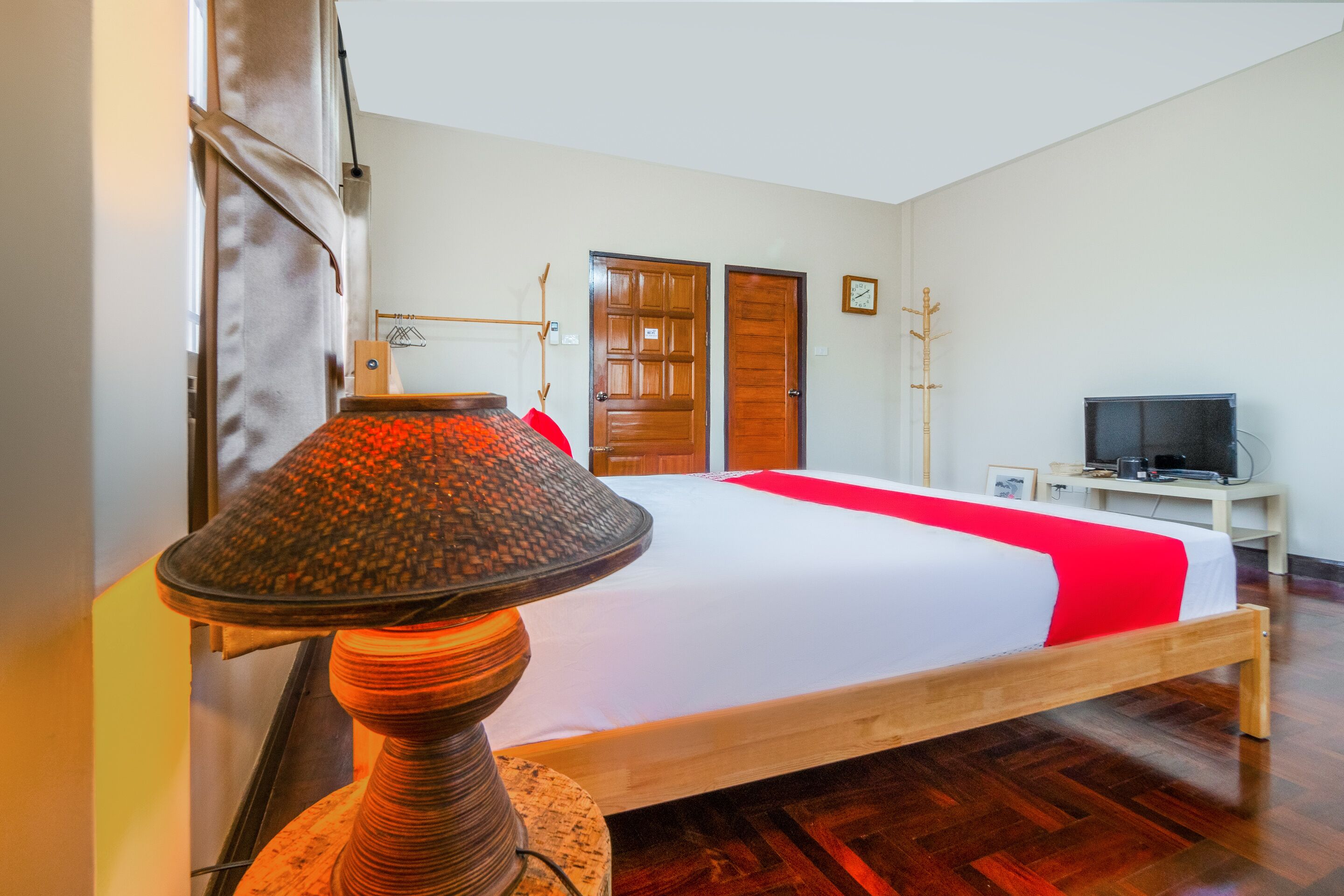 deluxe double room | desk, soundproofing, free wifi, bed sheets