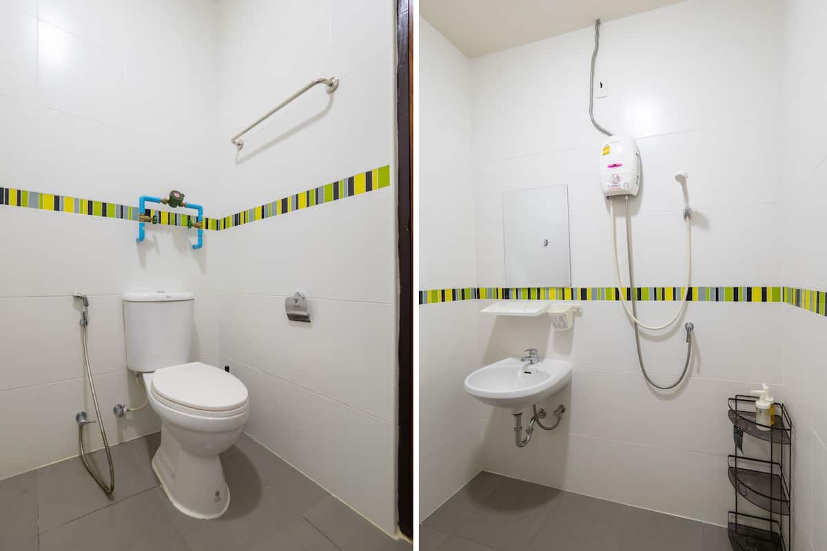 deluxe twin room | bathroom | shower, towels, soap, shampoo