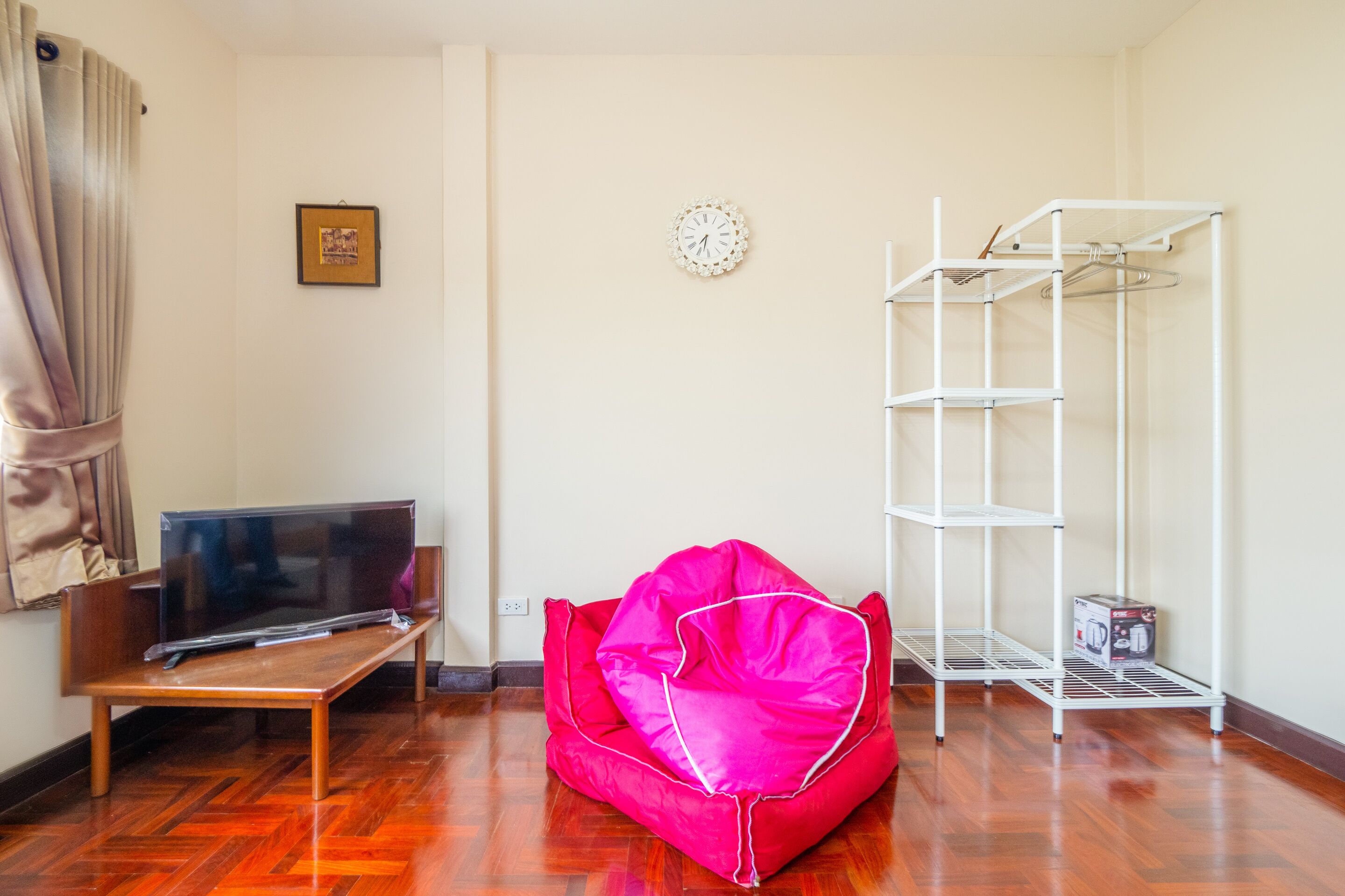 deluxe twin room | desk, soundproofing, free wifi, bed sheets