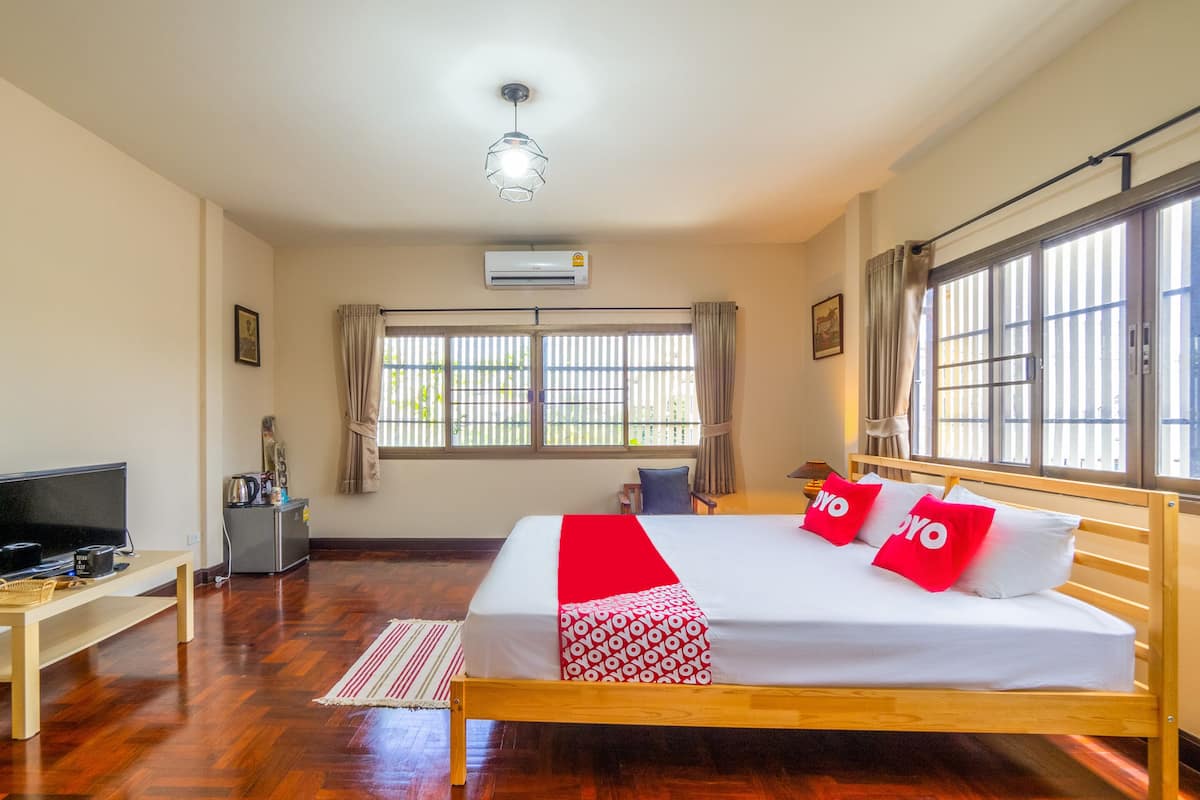 deluxe double room | desk, soundproofing, free wifi, bed sheets