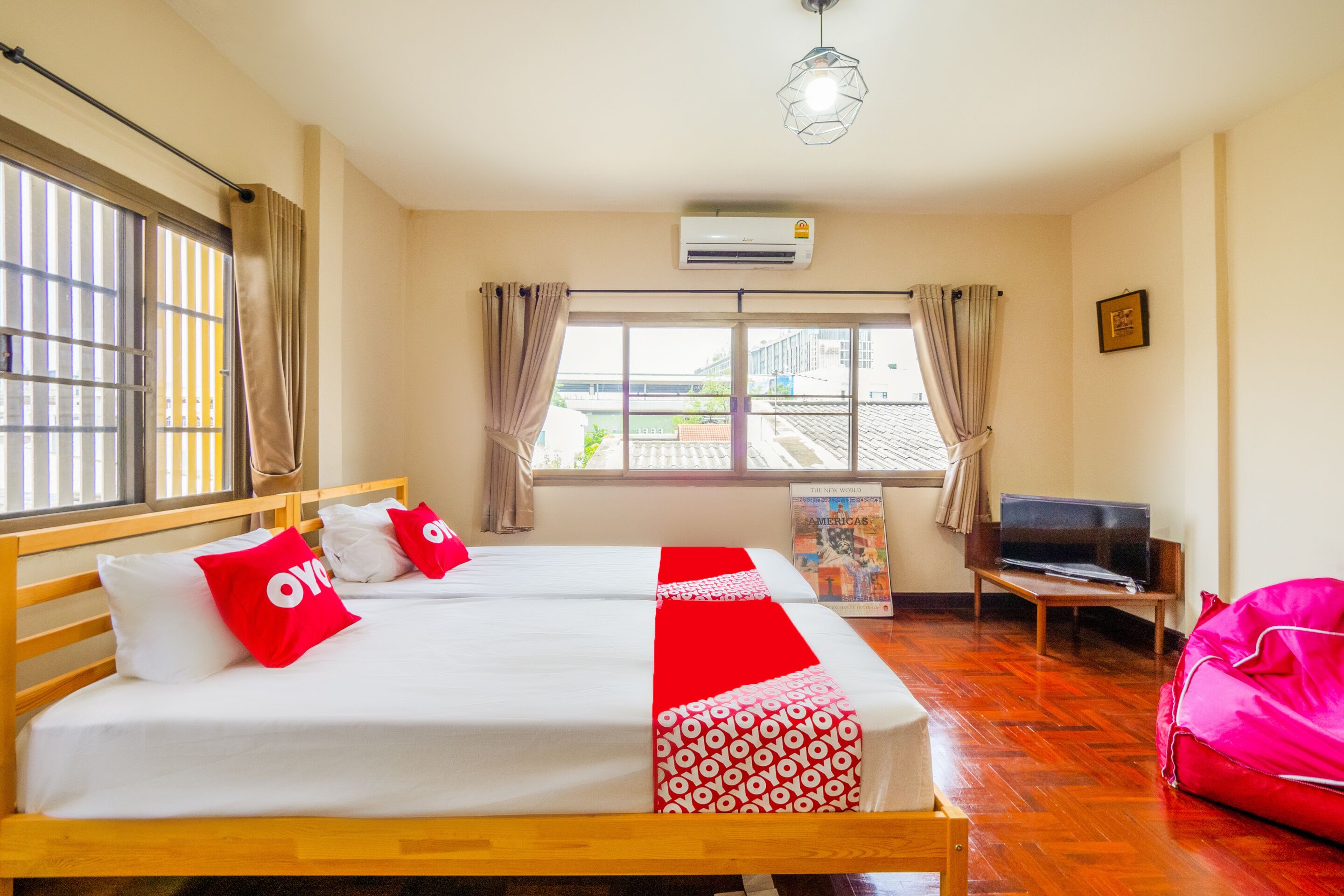 deluxe twin room | desk, soundproofing, free wifi, bed sheets