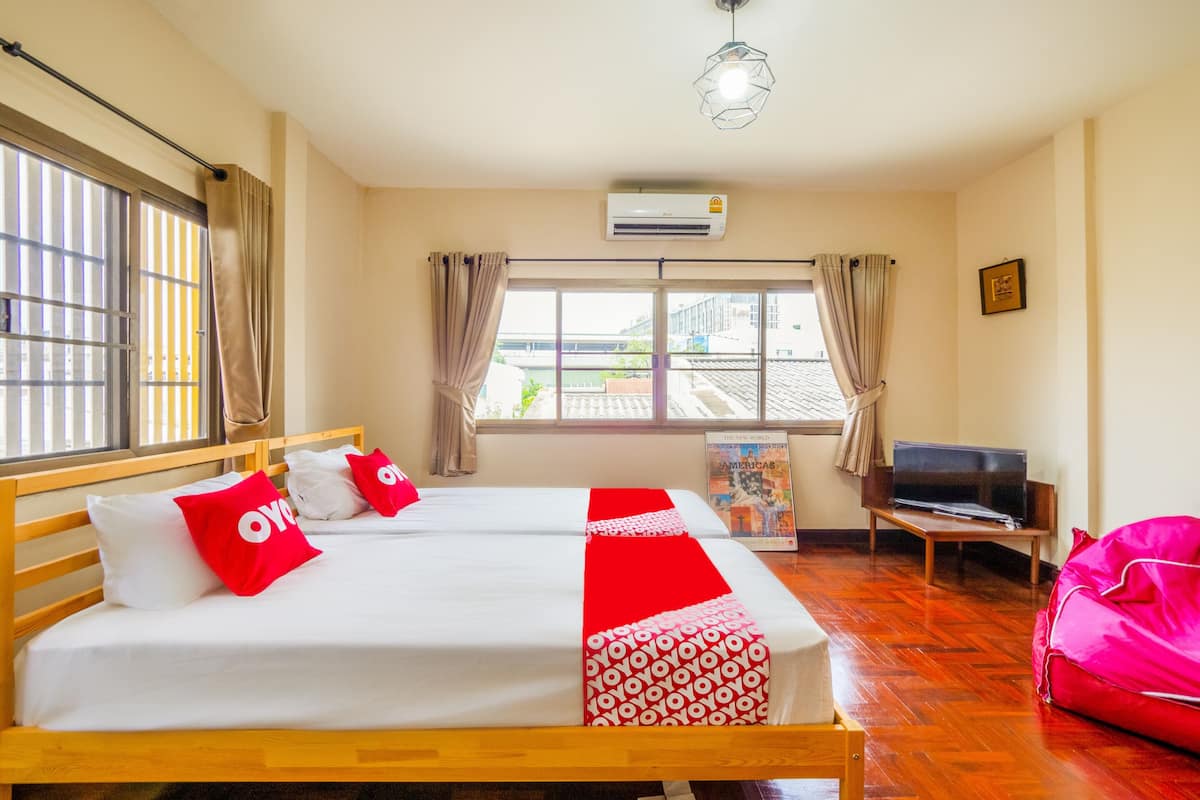 deluxe twin room | desk, soundproofing, free wifi, bed sheets
