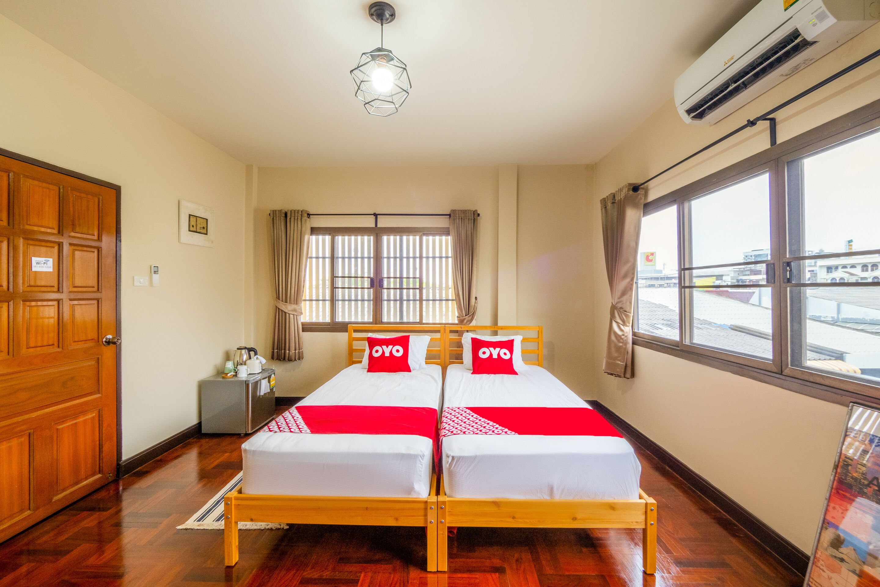 deluxe twin room | desk, soundproofing, free wifi, bed sheets