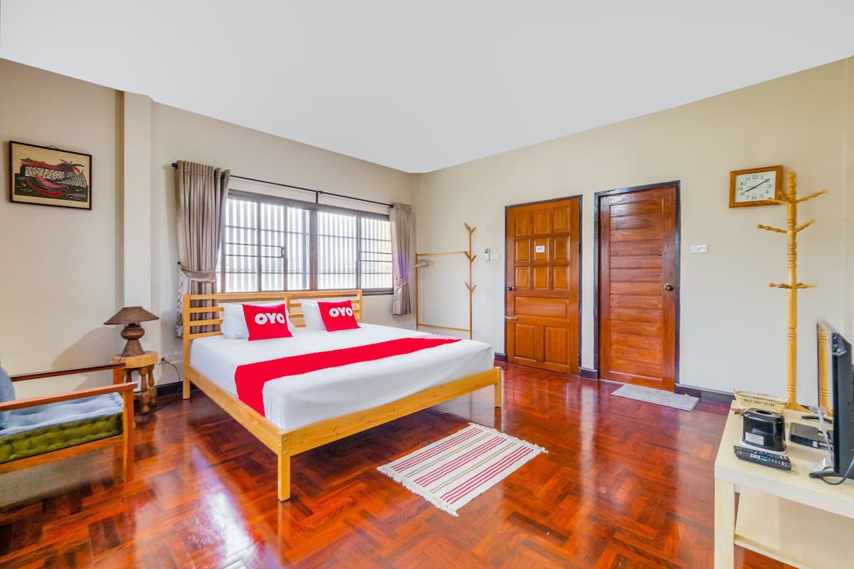 deluxe double room | desk, soundproofing, free wifi, bed sheets