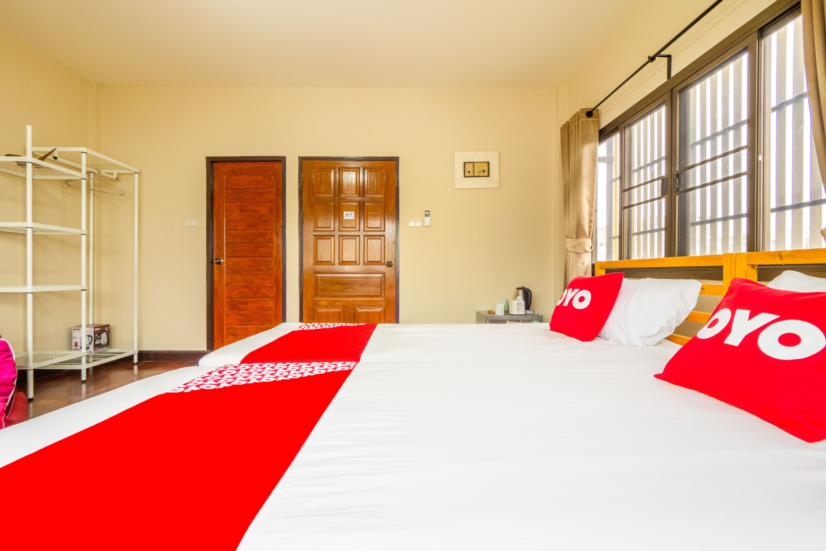 deluxe twin room | desk, soundproofing, free wifi, bed sheets