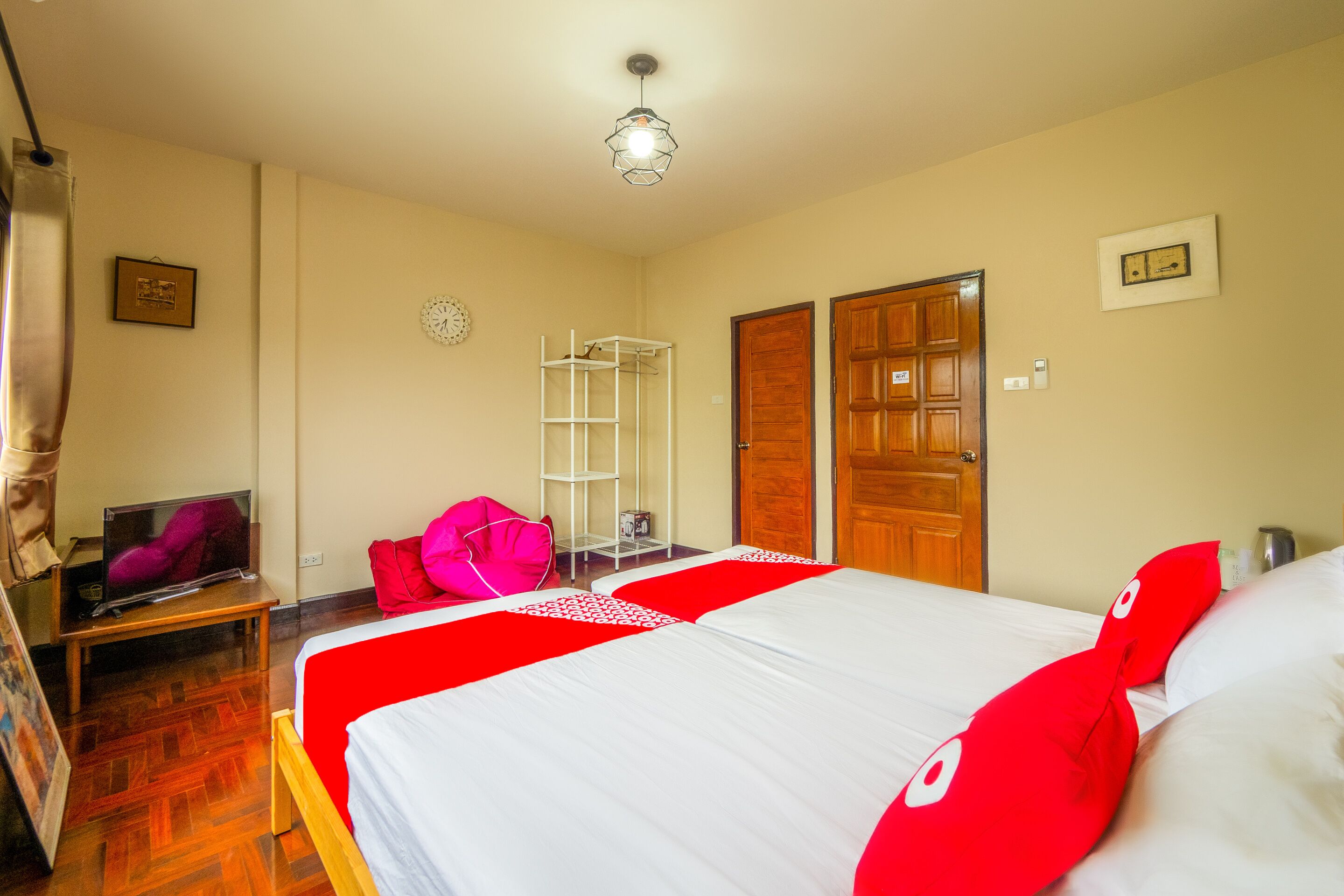 deluxe twin room | desk, soundproofing, free wifi, bed sheets