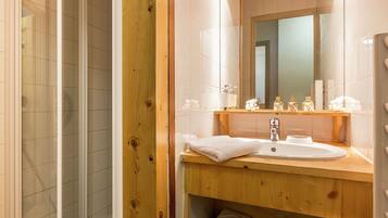 Apartment | Bathroom | Hair dryer, towels