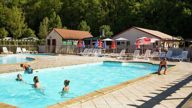 Outdoor pool - Spacious Tent Lodge With Kitchen, in Nature Outside of Paris (Crecy-la-Chapelle)