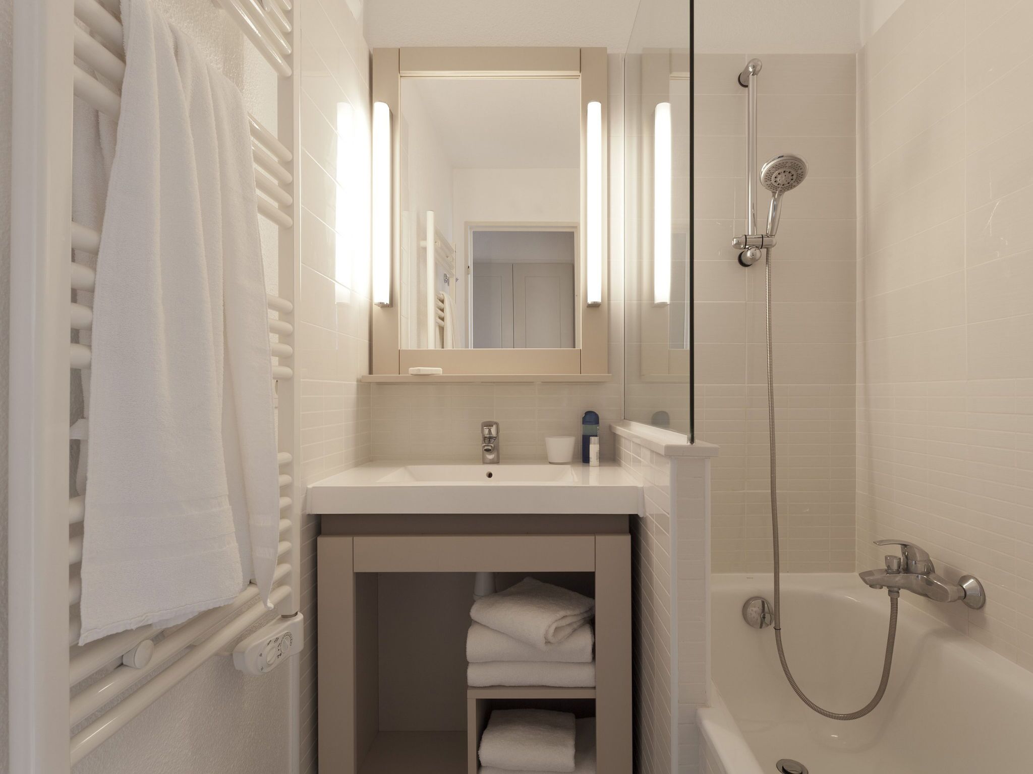 Apartment | Bathroom | Bathtub, towels