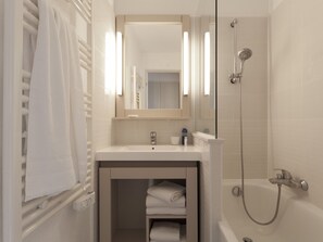 Apartment | Bathroom | Bathtub, towels - Attractive Studio With a Dishwasher, in a Cozy Coastal Town (Le Lavandou)