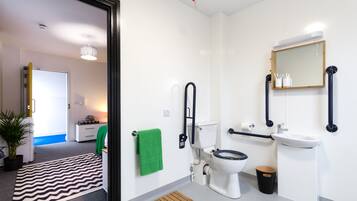 Double With Ensuite (Room 6) | Bathroom | Towels, soap, shampoo, toilet paper
