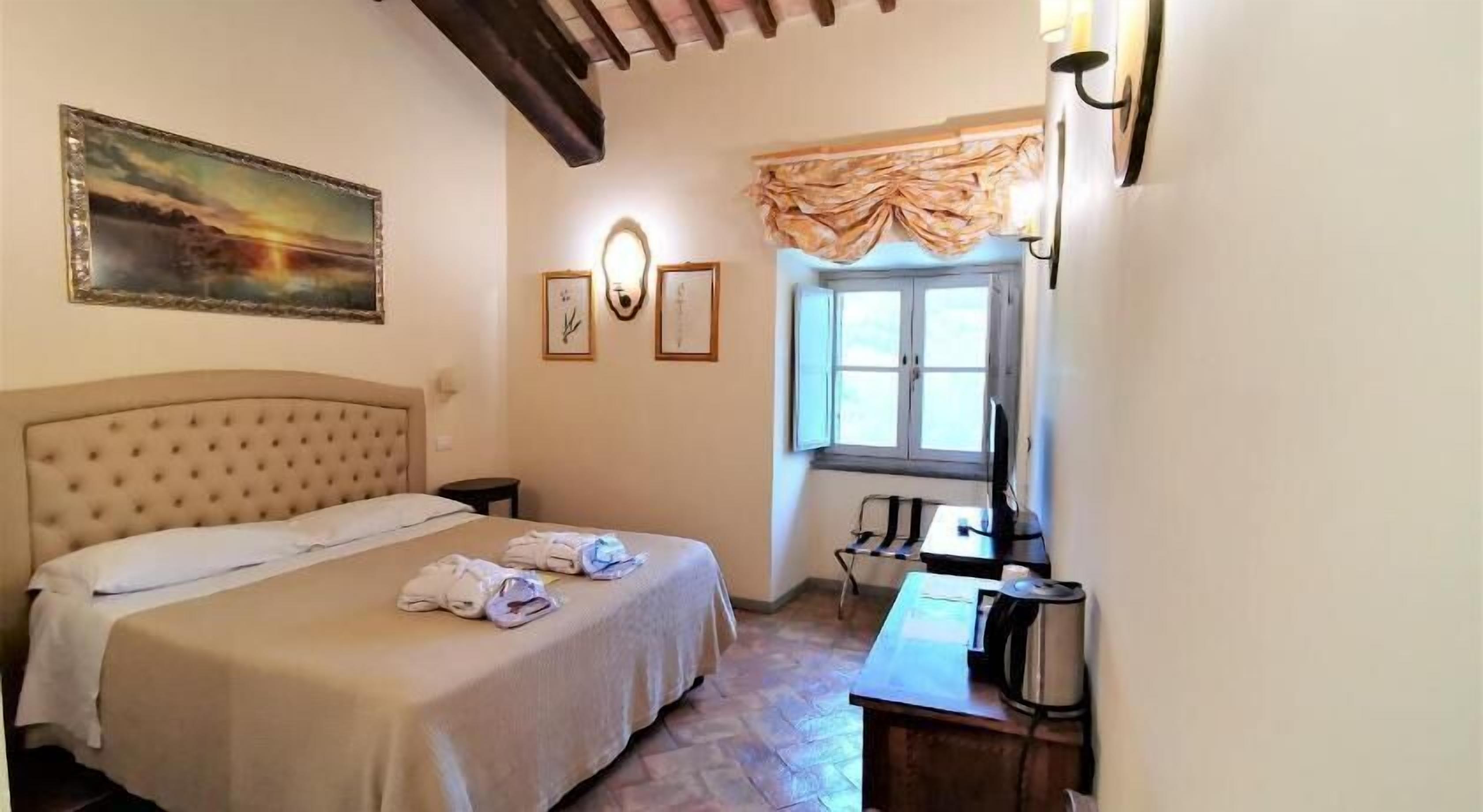 미니바, 객실 내 금고, 암막 커튼, 침대 시트