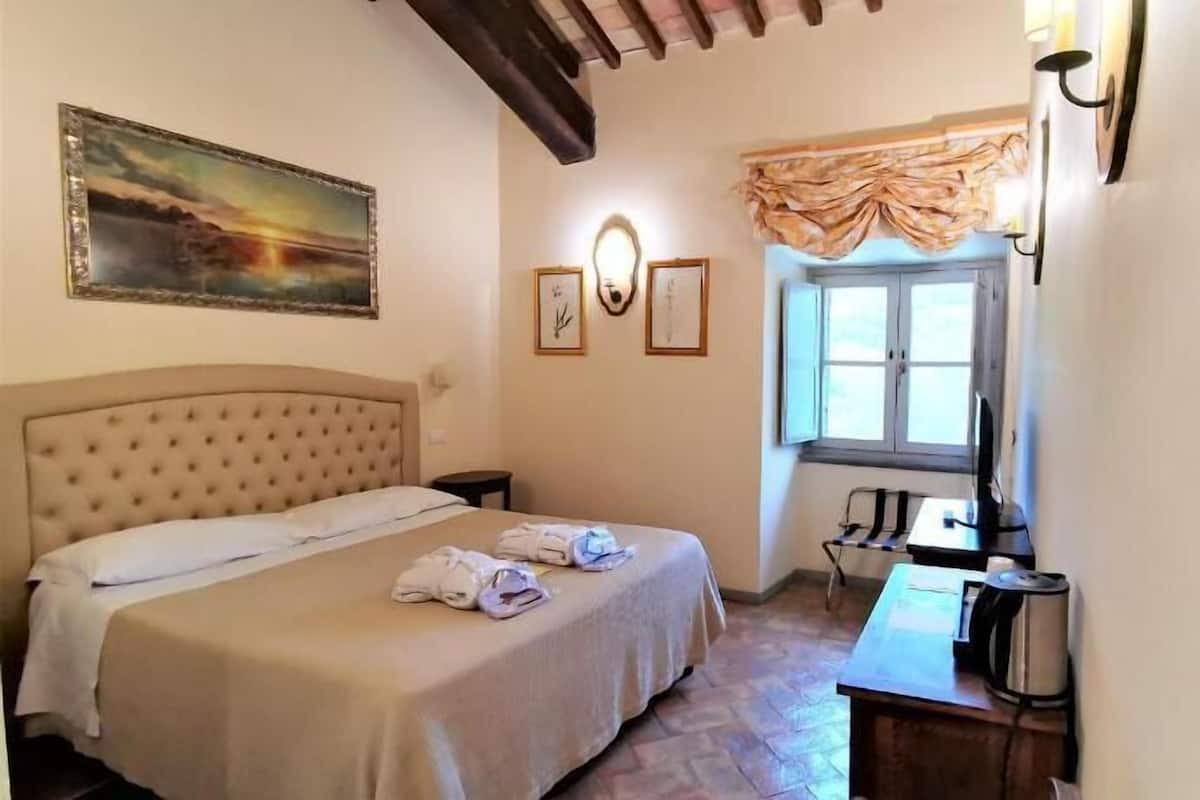 Minibar, värdeförvaringsskåp på rummet och mörkläggningsgardiner