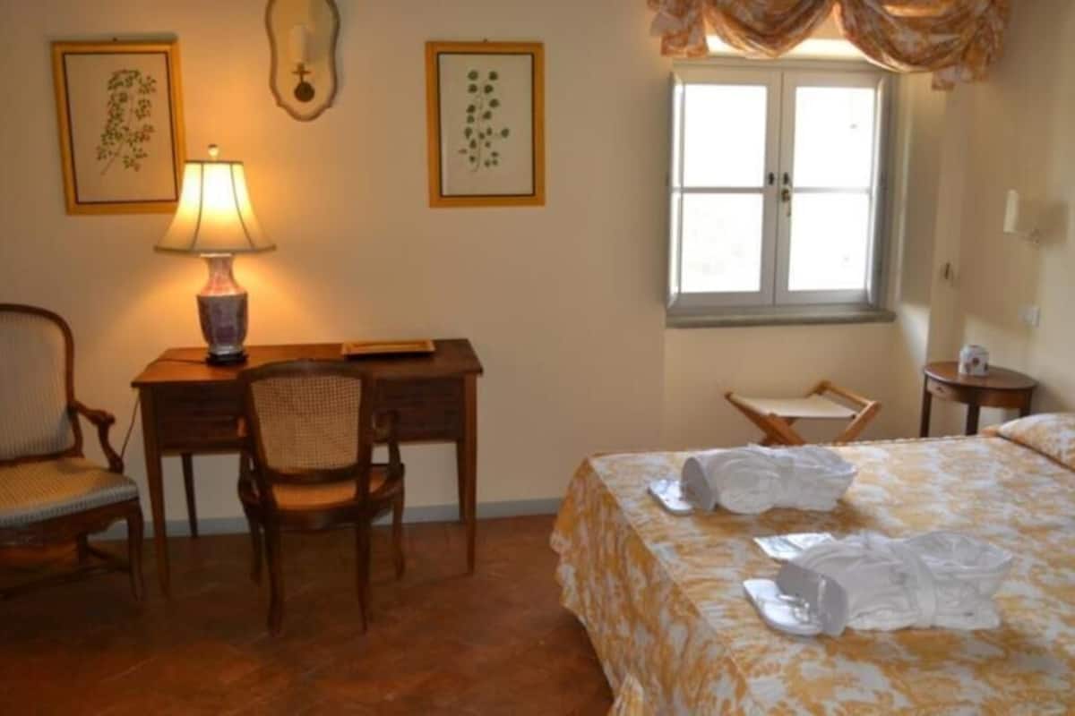 Minibar, värdeförvaringsskåp på rummet och mörkläggningsgardiner