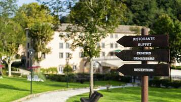 A signpost with directions to 'Ristorante Buffet,' 'Centro Benessere,' and 'Reception.'