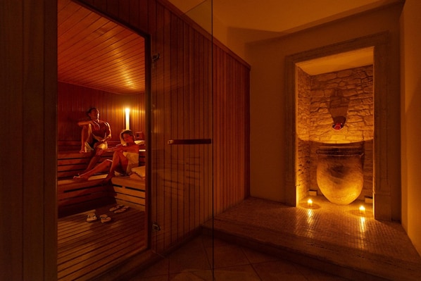 Couples treatment room(s), hot tub, steam room