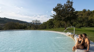 Innenpool, Außenpool, Sonnenschirme, Liegestühle