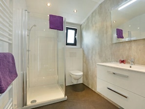 Chalet | Bathroom - Modern Chalet With Nice Sliding Doors Near Lochem (Lochem)